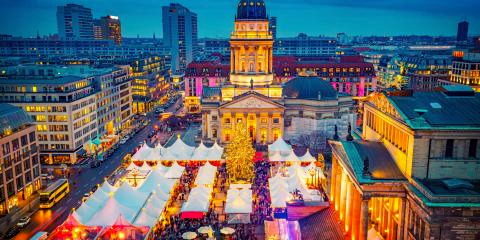 Titelbild für Weihnachtsmarkt in Berlin & Friedrichstadtpalast Grand Show „Arise“